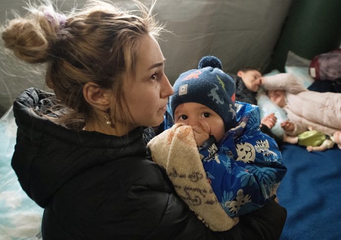 Geëvacueerden uit Marioepol bereiken het vluchtelingenkamp in de Donetsk-regio.