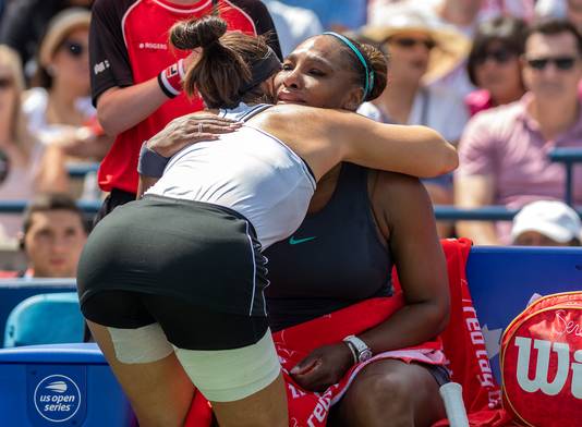 Bianca Andreescu geeft Serena Williams een knuffel.