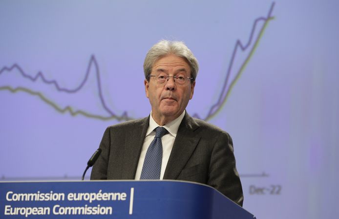 Eurocommissaris voor Economie Paolo Gentiloni op een persconferentie over de economische vooruitzichten van de Europese Unie in 2023.