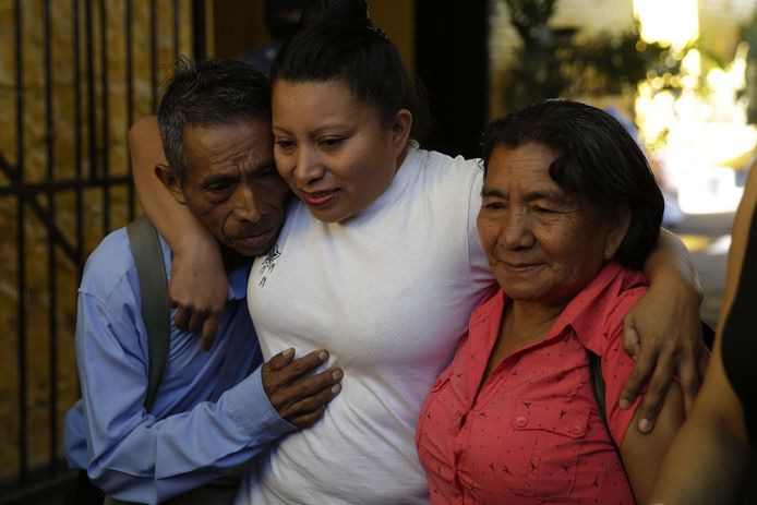 Teodora Vasquez (midden) verlaat vandaag de gevangenis, omringd door haar ouders.