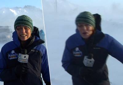 KIJK. Journalist wordt tijdens verslaggeving weggeblazen door hevige sneeuwstorm Elliott in VS