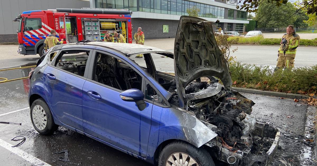 Voertuigbrand op Korte Kruisweg in Maasdijk