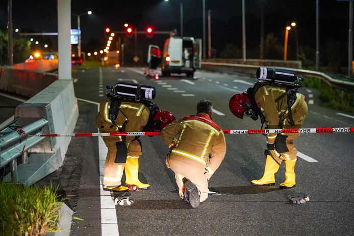 Op het viaduct van de Anthony Fokkerweg over de N2 in Eindhoven is maandagnacht een stilstaande bus met lekkend drugsafval aangetroffen.