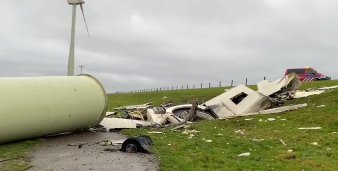 Delen van de omgevallen windmolen bij Zeewolde.