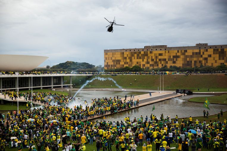 De mensenmenigte op het Plein van de Drie Machten in Brasília.  Beeld REUTERS