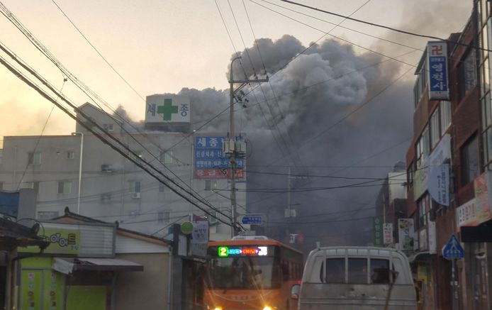 Grote rookwolken boven het ziekenhuis van Miryang.