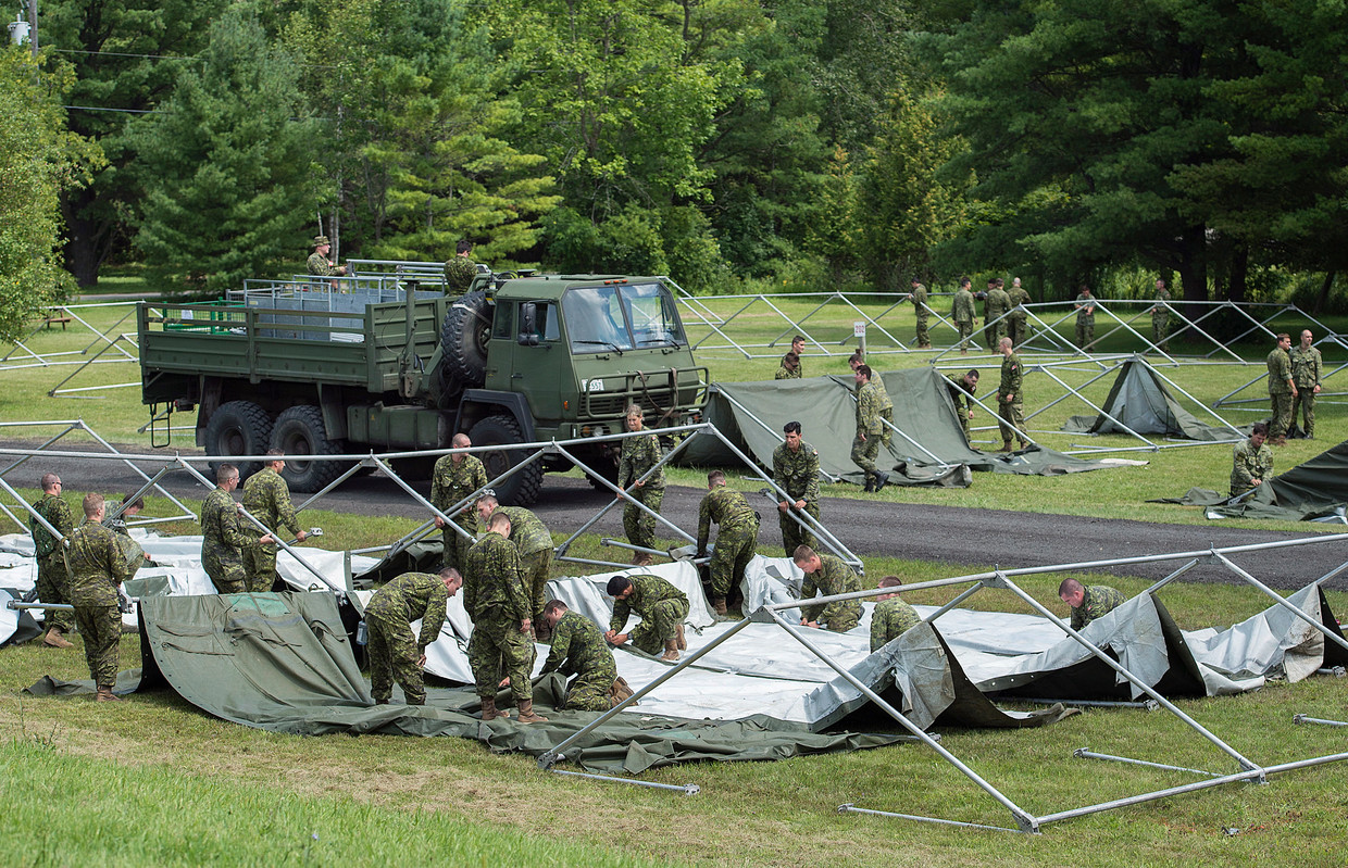 Военно временной. Канадская Военная техника. Лагерь беженцев в Канаде. Военные строят лагерь. Военные палатки Канады.