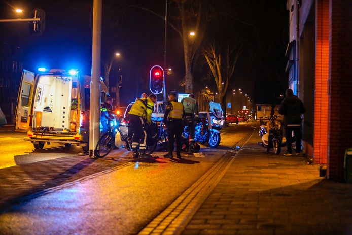 Een fietser en een scooterrijder kwamen op de Arnhemseweg met elkaar in botsing.