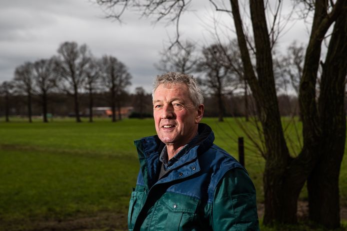 Bas Veldhuis uit Raalte is bezorgd over de plannen voor erfwindmolens van 40 meter in zijn gemeente.