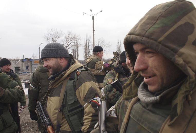 Pro-Russische rebellen in Debaltseve vieren de inname van de stad. Beeld ap
