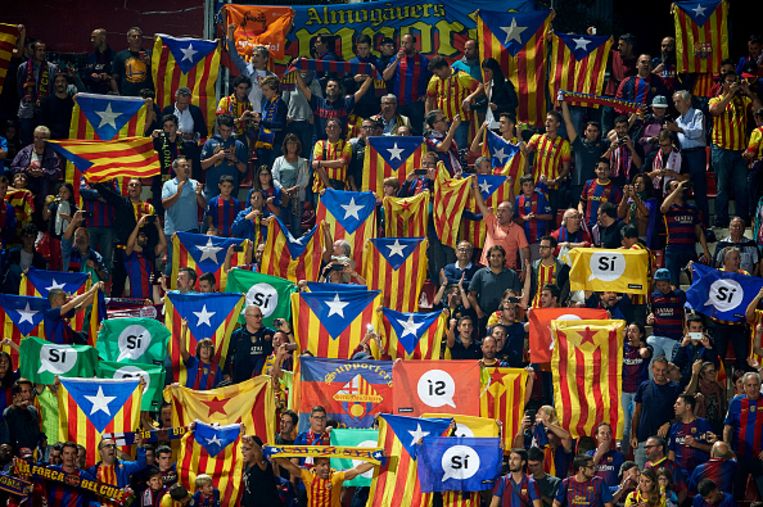 Supporters van Barcelona zwaaien massaal met Catalaanse pro-onaf­hankelijk­heids­vlaggen.  Beeld Getty Images