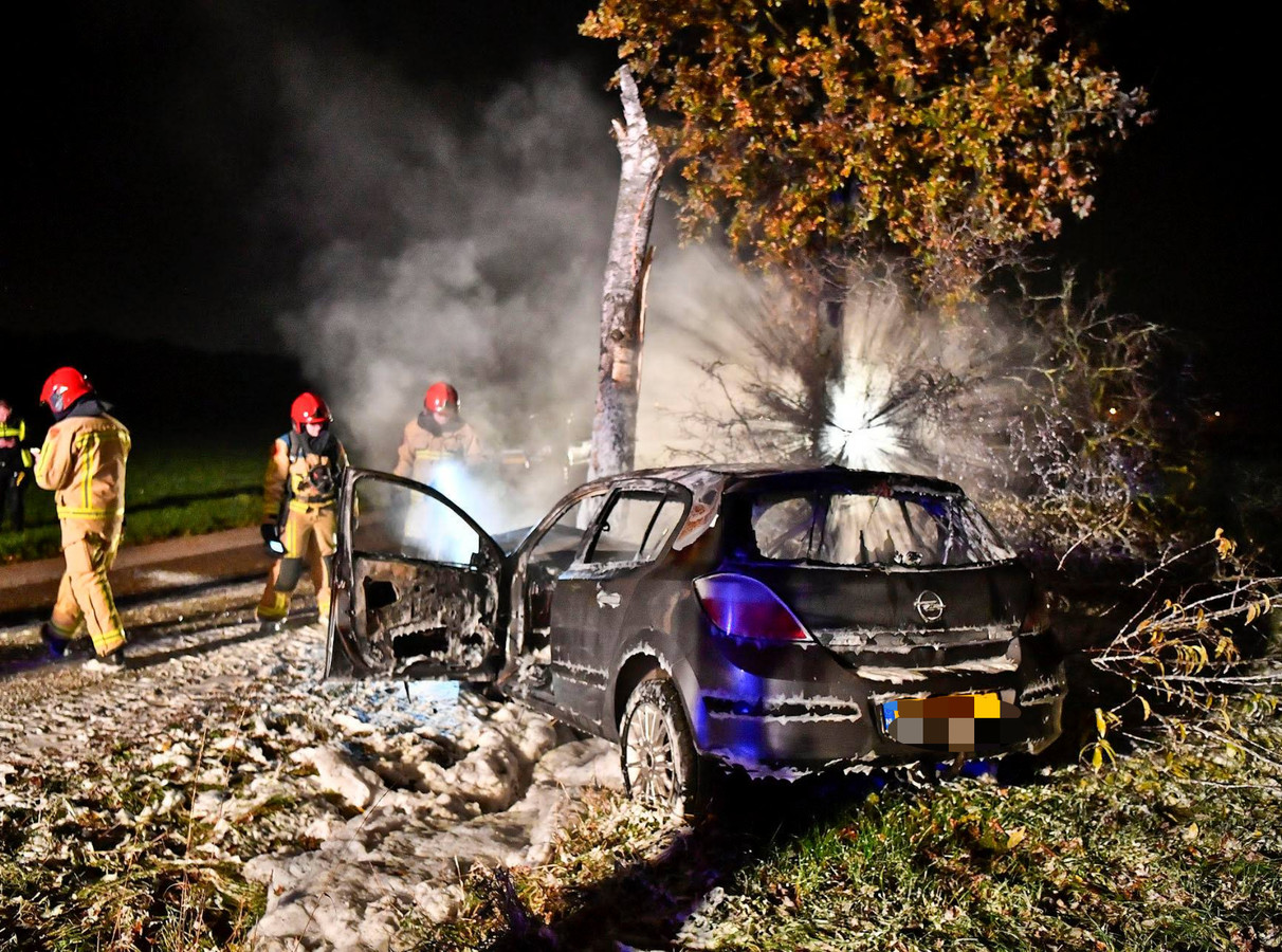 Auto volledig uitgebrand na ongeval in dichte mist Foto ed.nl