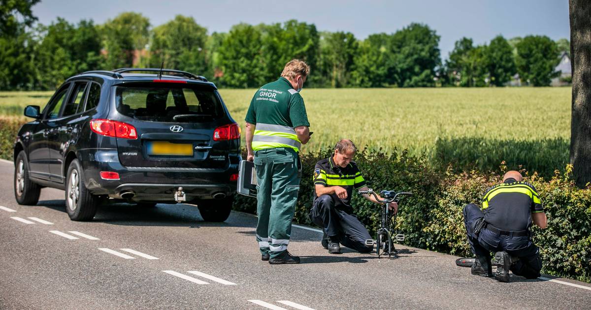Kind op fietsje zwaargewond door aanrijding met auto in Gendt.