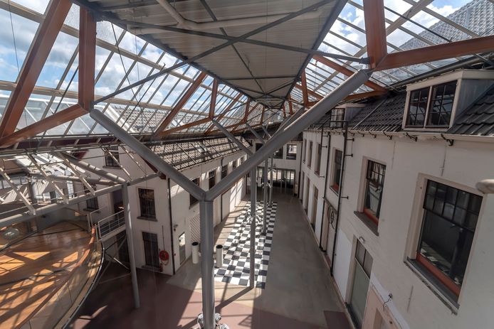 Deze overkapping verdwijnt. Om het monument in oude luister te herstellen.