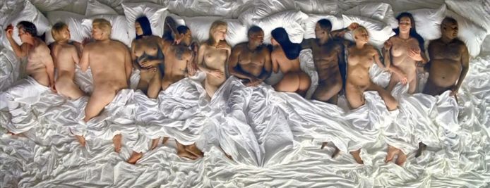 Een beeld uit de videoclip van het nummer ‘Famous’