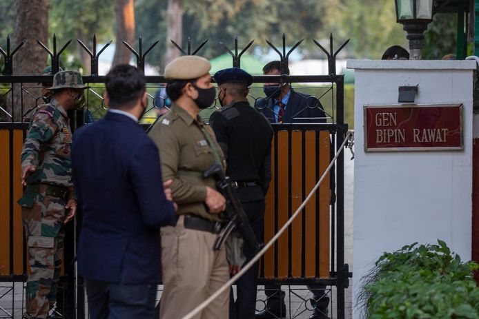 De Indiase politie aan de woning van de defensiechef, generaal Bipin Rawat.