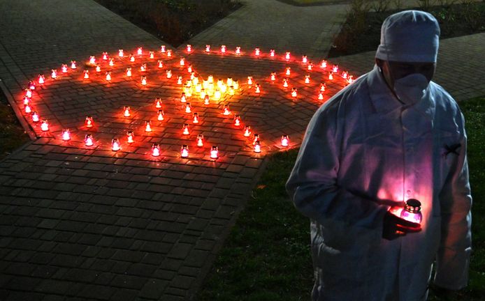 Een voormalige werknemer van de kerncentrale van Tsjernobyl stak maandag in het Oekraïense Slavoetytsj kaarsen aan ter herinnering aan de slachtoffers. Veel inwoners van het geëavueerde stadje Prypjat nabij de centrale moesten zich in dit stadje hervestigen.