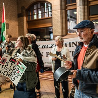 Met oorverdovende herrie protesteert Haarlem tegen de oorverdovende stilte in Den Haag