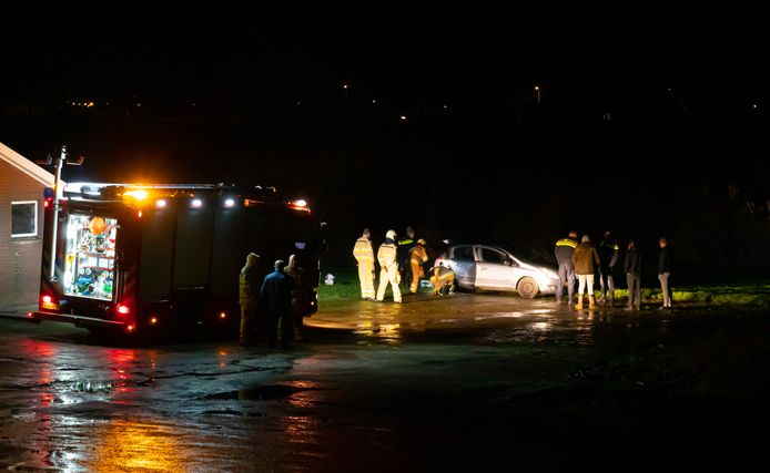 Brandweerlieden verrichten nabluswerkzaamheden.