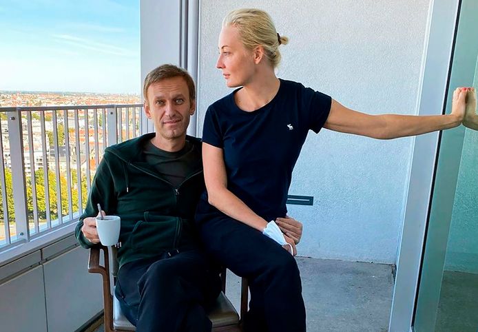 Aleksej Navalny met zijn echtgenote Yulia Navalnaya  in het Berlijnse Charité-ziekenhuis.