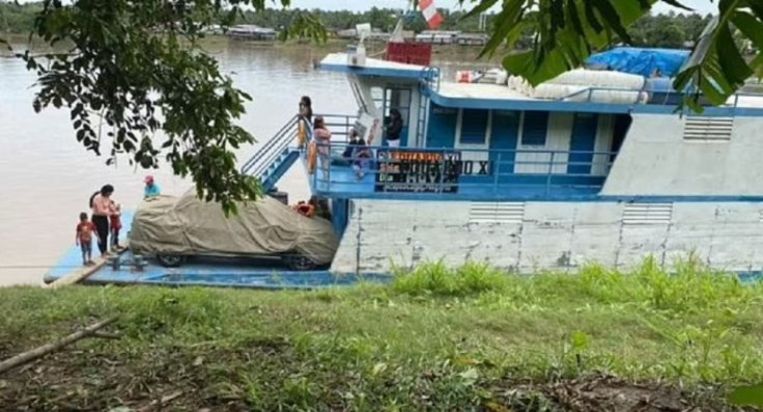 Onder de vastgehouden opvarenden van de rivierboot waren ook zwangere vrouwen, bejaarden, mensen met beperkingen en jonge kinderen.  Beeld Twitter
