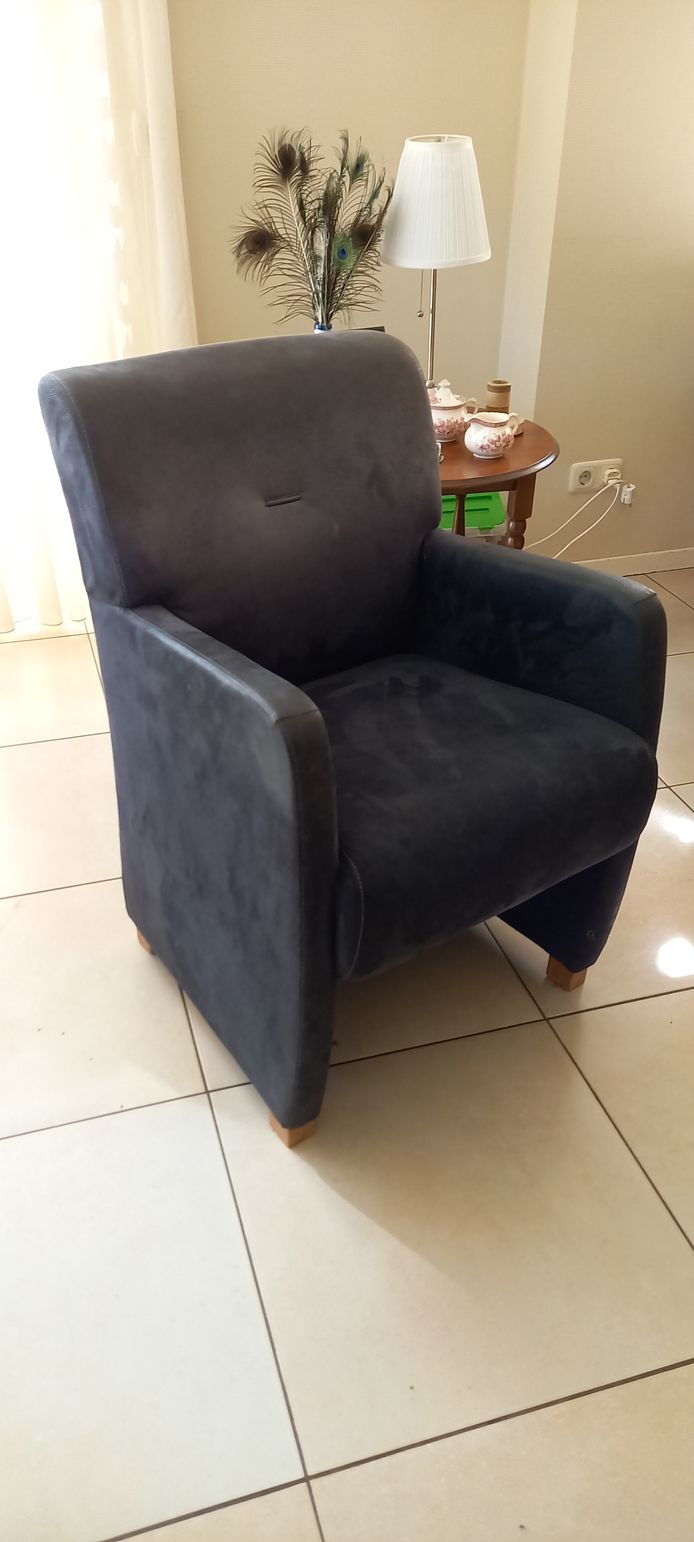 Wie heeft er belangstelling voor vier van deze eetkamerstoelen?