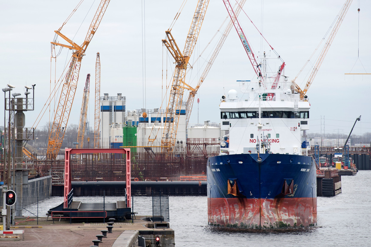 Het werk aan de nieuwe sluis is in volle gang. De sluis krijgt een lengte van 500 meter, een breedte van 70 meter en een diepte van 18 meter. Beeld Olaf Kraak