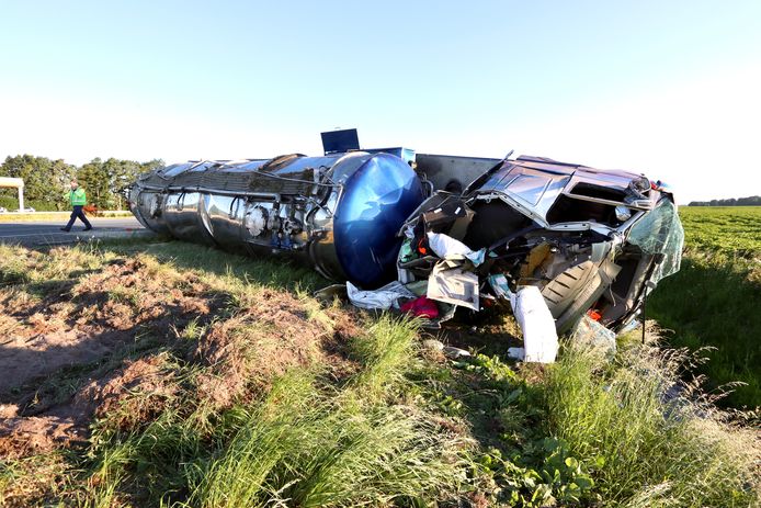 Vrachtwagen over de kop op A6 tussen Bant en Lemmer.