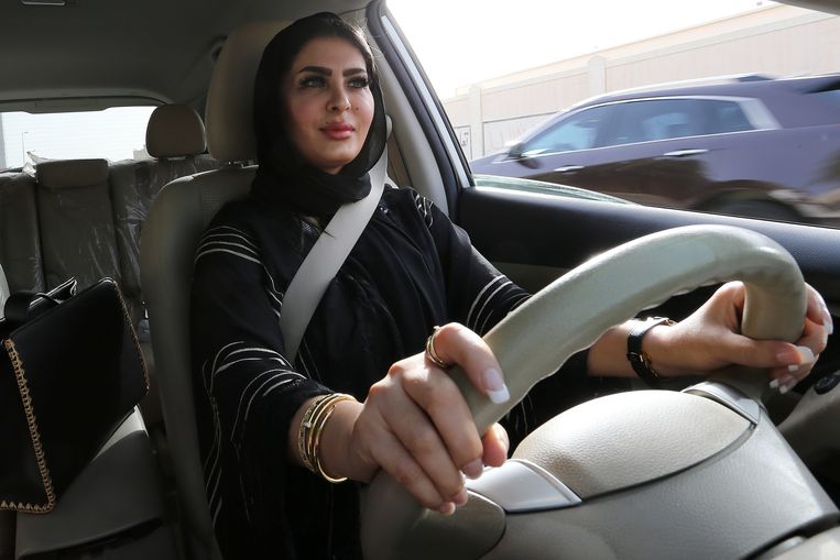 Vrouwen hebben in Saudi-Arabië minder rechten dan mannen, pas sinds enkele jaren mogen ze achter het stuur van een auto plaatsnemen. Beeld EPA
