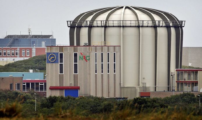 De hogefluxreactor in het Noord-Hollandse Petten, waar onder meer medische isotopen worden geproduceerd, is uitgeschakeld nadat een hoeveelheid verontreinigd water is gelekt in een kruipruimte.