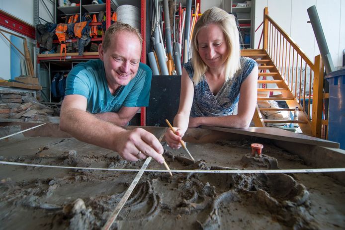 Archeologen Steffen Baetsen en Helle Molthof van archeologisch adviesbureau RAAP doen onderzoek naar de in Nieuwegein gevonden skeletten.