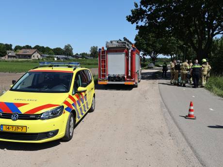 Vrouw raakt met scootmobiel van de weg en belandt in droge sloot in Berghem
