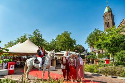 Napoleon en Willem van Oranje vieren de 750ste verjaardag van Teteringen gezellig mee