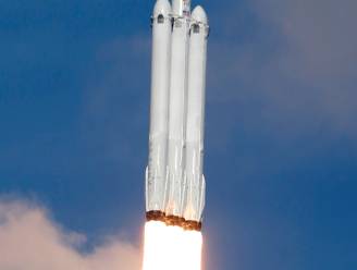 Zwaarste raket ter wereld stuurt Tesla de ruimte in