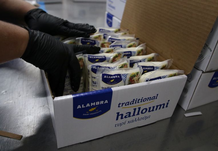 Halloumi gemaakt door Petrou Bros Dairy in Aradippou, Cyprus. Beeld REUTERS