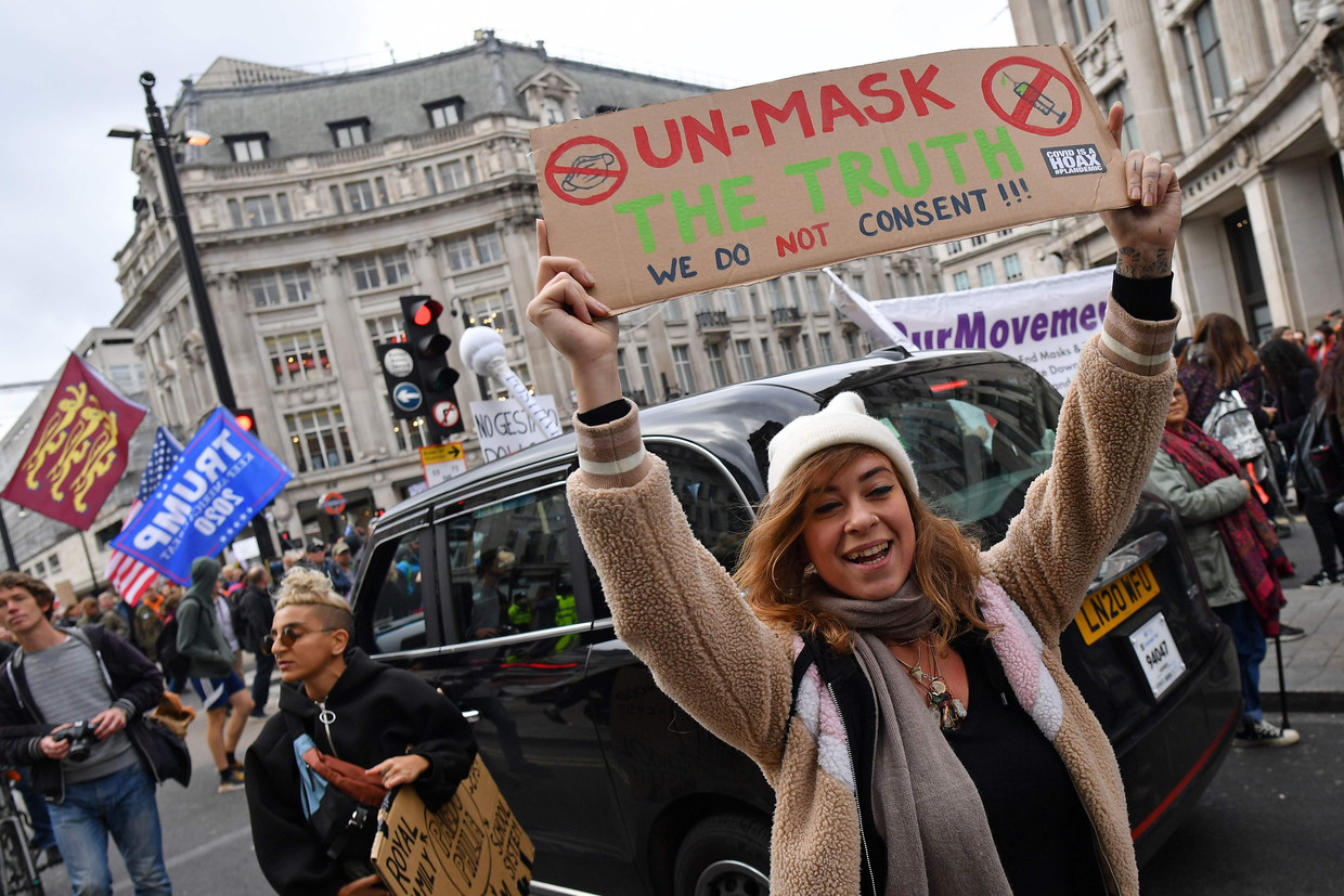 Demonstranten op Oxford Street in Londen demonstreren tegen de coronarestricties in het Verenigd Koninkrijk. Beeld AFP