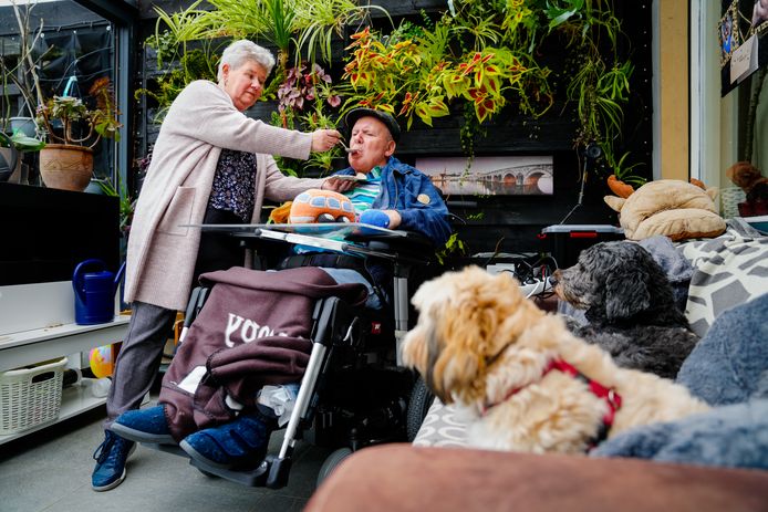 Yvonne zorgt voor haar dementerende man Coen.