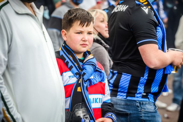 supporters wachten op de spelersbus van Club Brugge op de Platse van St Andries