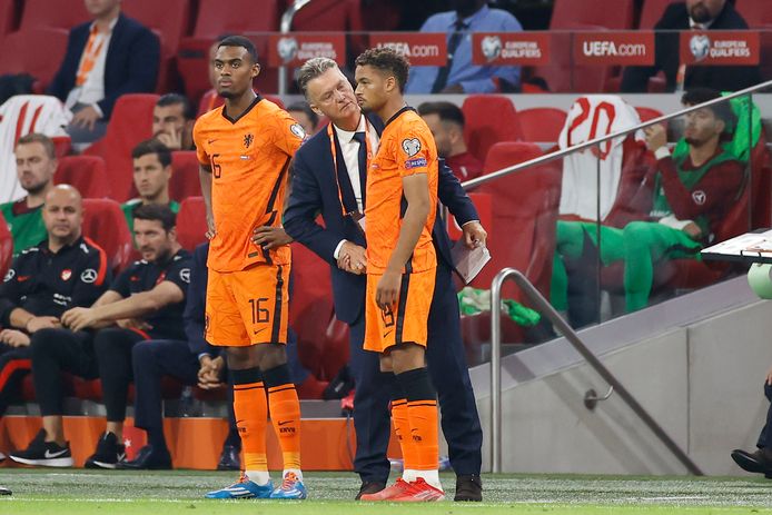 Devyne Rensch staat op het punt om zijn debuut te maken voor Oranje, dinsdag tegen Turkije (6-1). Bondscoach Louis van Gaal geeft de verdediger uit Lelystad de laatste instructies.