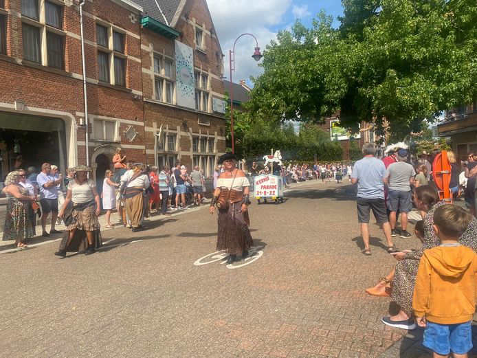 Folklorestoet brengt ambiance naar de stad | Aarschot | hln.be
