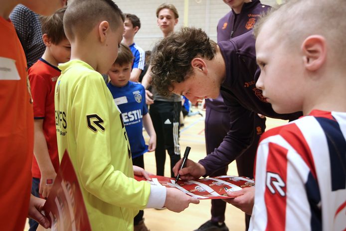 Libra fit en fun dag bij het revalidatiecentrum. Kinderen met een beperking sporten samen met voetballers van Willem II. Wesley Spieringhs zet handtekeningen.