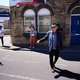 Terwijl het in het Noord-Engelse Batley hard tegen hard gaat tussen de ene en de andere socialist, lacht Boris Johnson in zijn vuistje