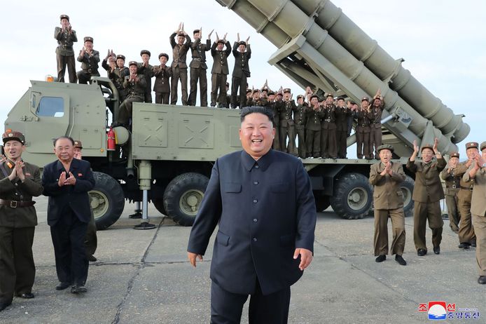 De Noord-Koreaanse leider Kim Jong-un bij de laatste rakettentesten zaterdag.