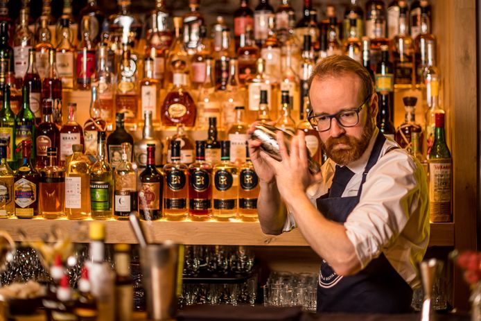 Il mixologo Dieter van Roy.