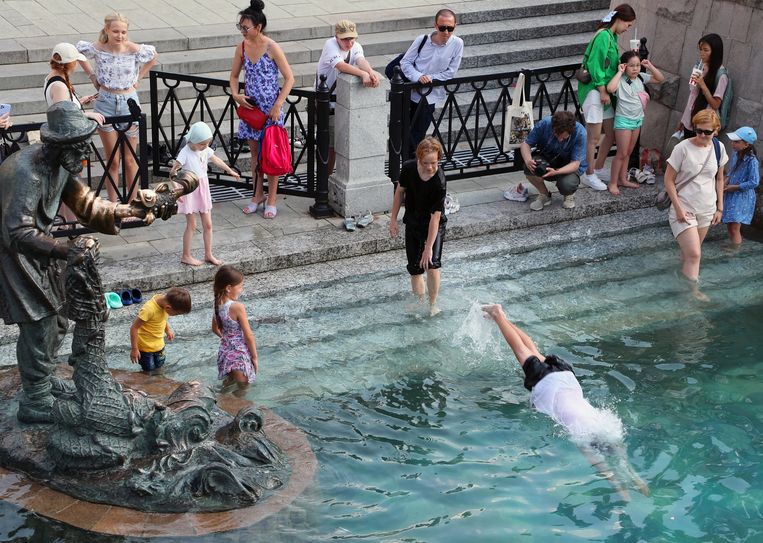 Люди купаются в фонтане на Манжной площади у Кремля.  фото новости фото