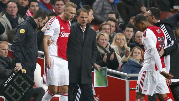 Ajax-trainer Frank de Boer brengt Mike van den Hoorn in het veld voor de geblesseerd geraakte Kenny Tete.