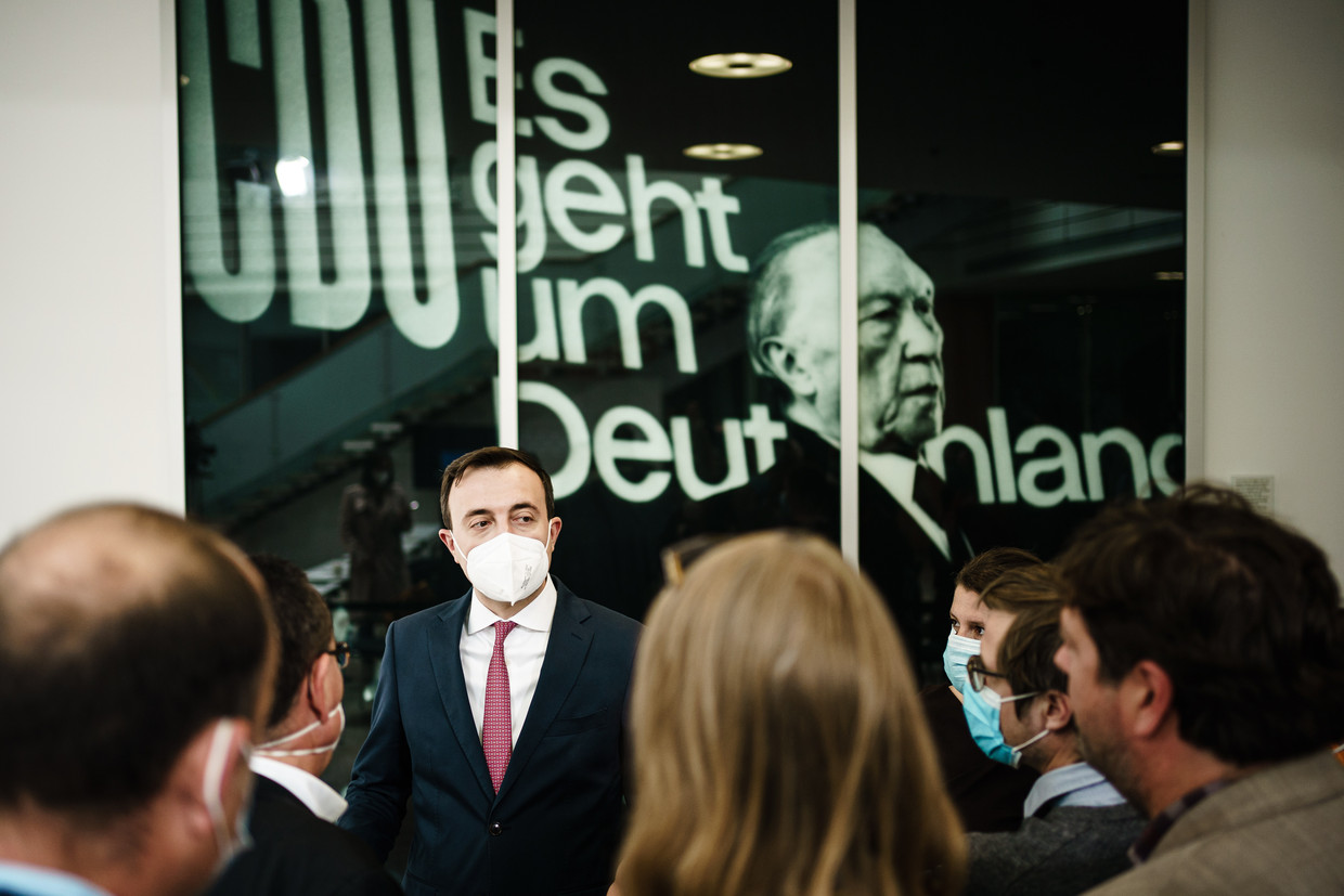 CDU-secretaris-generaal Paul Ziemiak staat journalisten te woord. Beeld EPA