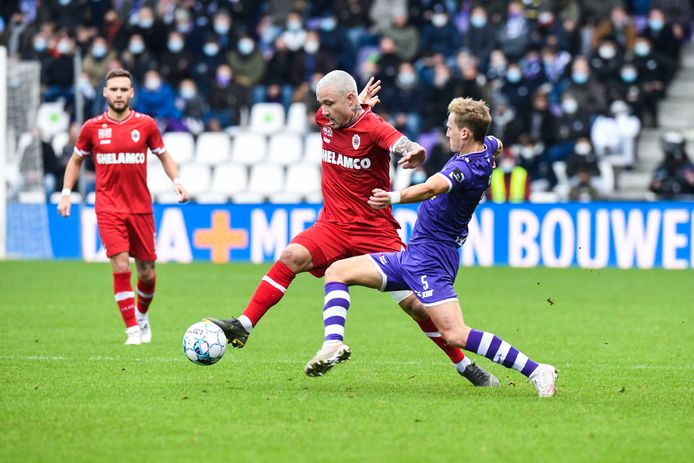 Joren Dom in duel met Radja Nainggolan.