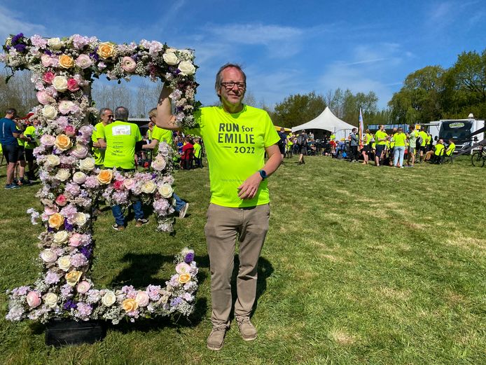 Vincent Leus, de papa van Emilie, bij de bloemen voor Emilie op de Run for Emilie in 2022