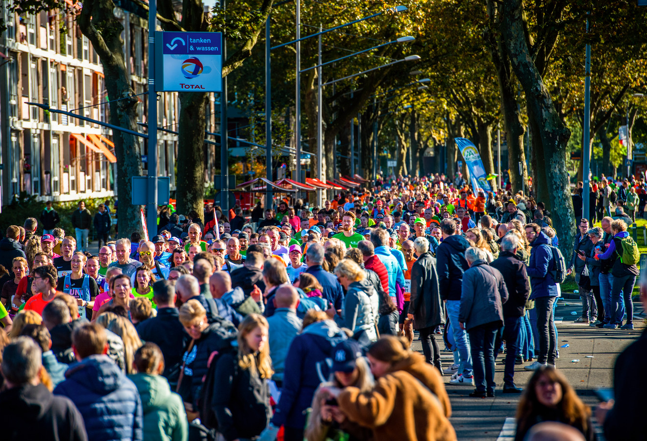De herfsteditie van de Marathon Rotterdam trok vele bezoekers. Soms was er bijna geen doorkomen aan zoals hier bij de Slinge op Rotterdam-Zuid.